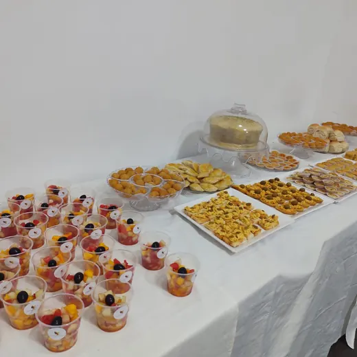 Mesa de salgados e doces