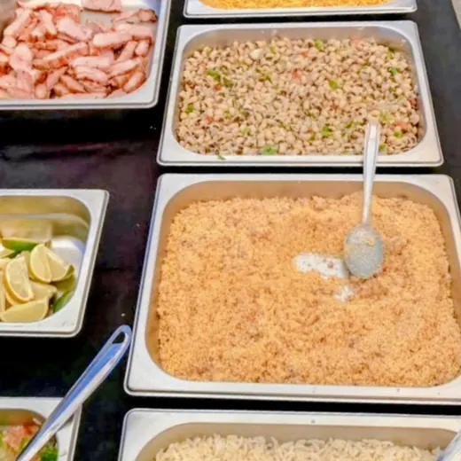Pratos servidos no buffet