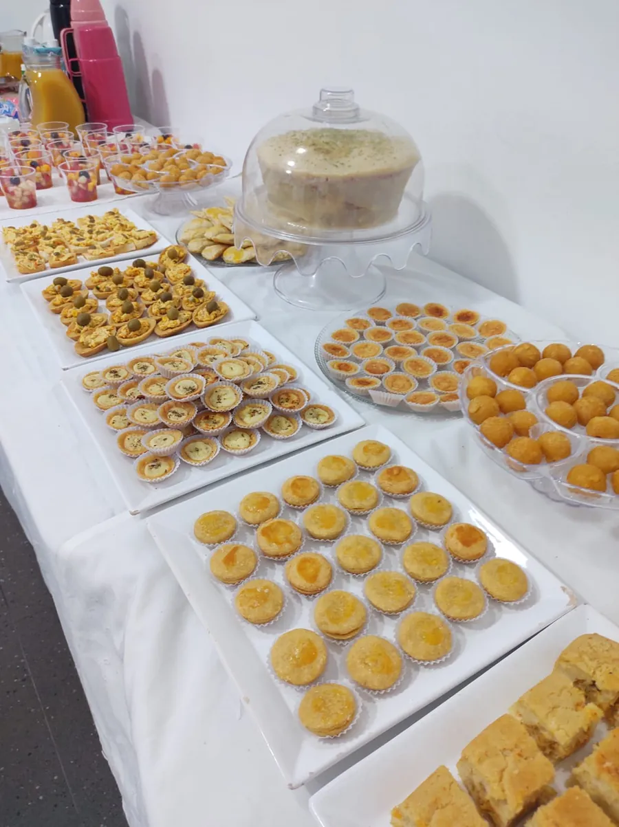 Mesa com salgados e doces do Buffet Maanain